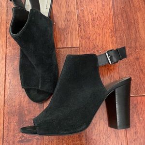 TAHARI Black Suede Heels